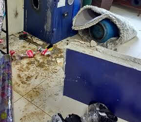 Bando invade loja e leva R$ 70 mil de caixa eletrônico, a menos de 100m de delegacia