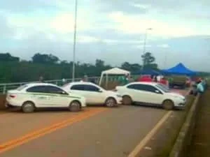 Taxistas fecham trecho da BR-364 por quase seis horas em protesto