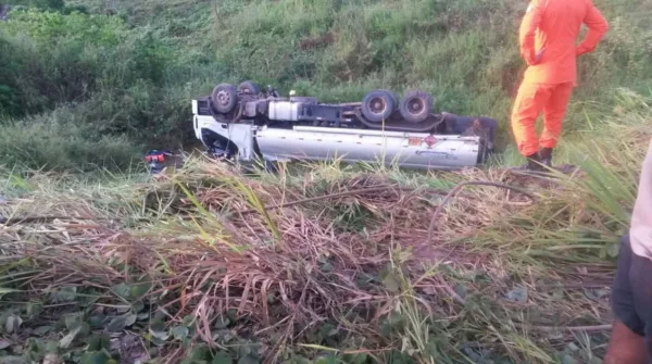 Caminhão tomba na BR 364 e motorista aguarda quatro horas por socorro preso as ferragens