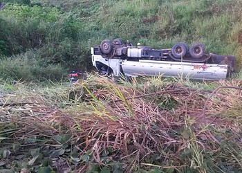 Caminhão tomba na BR 364 e motorista aguarda quatro horas por socorro preso as ferragens