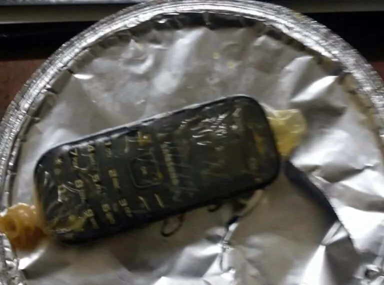 Caso inusitado: Detento recebe marmita com aparelho celular dentro e denuncia o caso