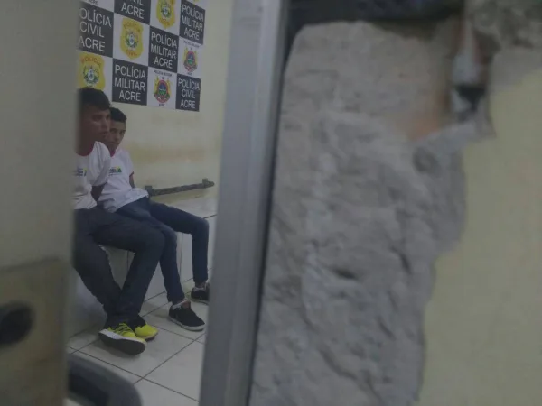 Dois estudantes se dão mal ao tentar assaltar mulher e namorado mestre em jiu-jitsu
