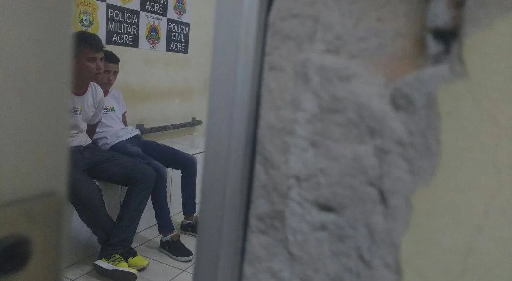 Dois estudantes se dão mal ao tentar assaltar mulher e namorado mestre em jiu-jitsu