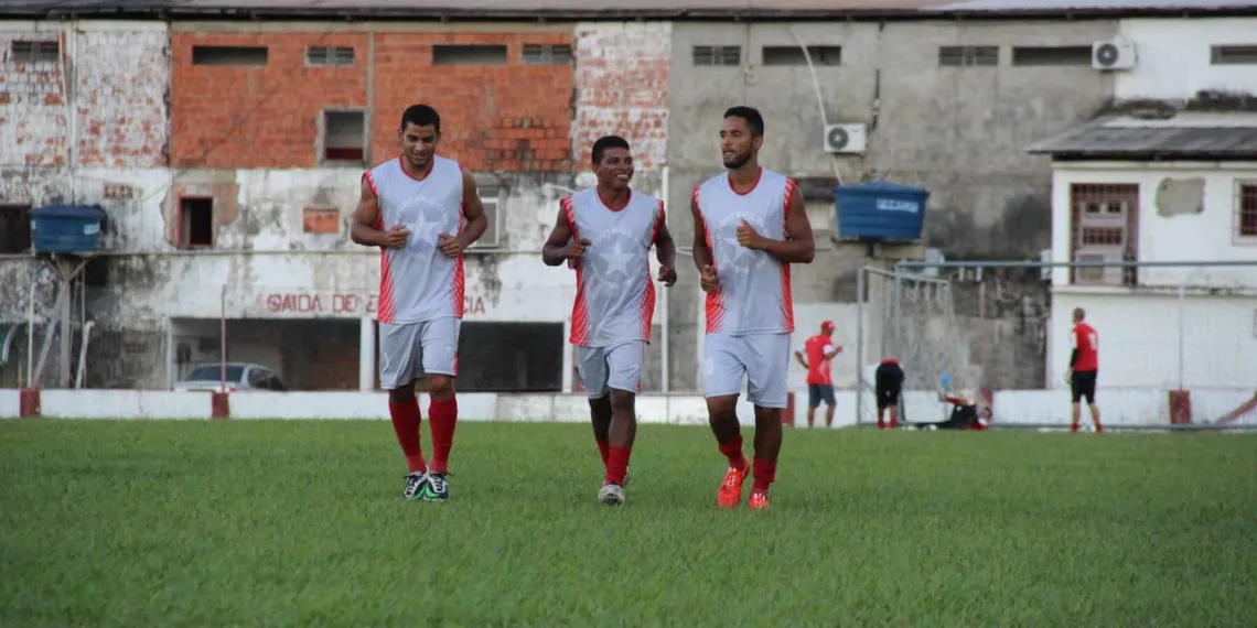 Lateral Ley (centro) tem volta certa ao time titular. (Foto: João Paulo Maia)