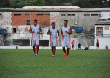 Lateral Ley (centro) tem volta certa ao time titular. (Foto: João Paulo Maia)