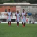Lateral Ley (centro) tem volta certa ao time titular. (Foto: João Paulo Maia)