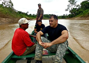 Homens confessam assassinato e saem pela porta da frente de delegacia