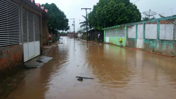 Morador do bairro Santa Inês reclama de alagamentos em dias de chuva