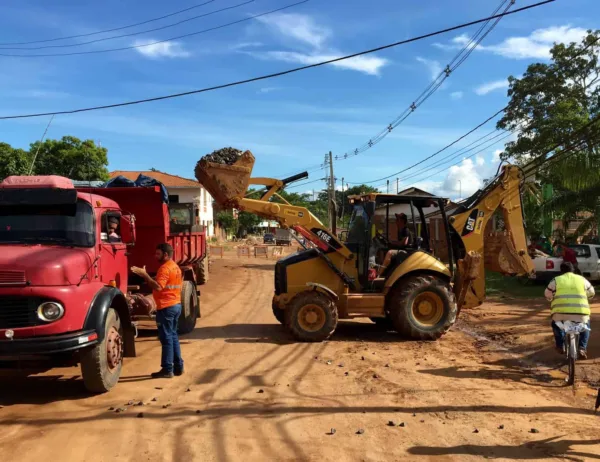 Prefeito de Brasileia paralisa obras na Avenida Marinho Monte e moradores interditam a BR-317