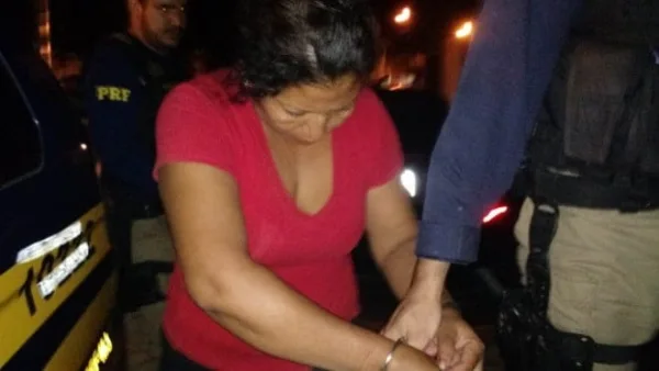 Peruana é presa com quase 14 kg de cocaína escondidos em casacos e bolsas artesanais