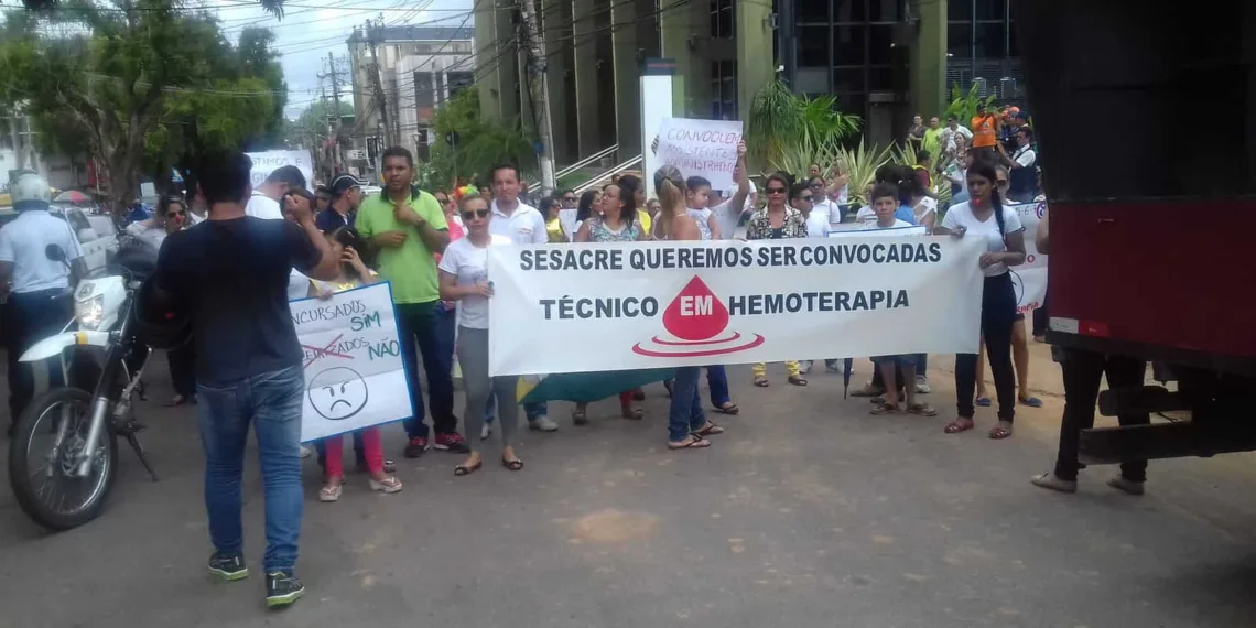 Concursados da Sesacre realizam protesto por convocação