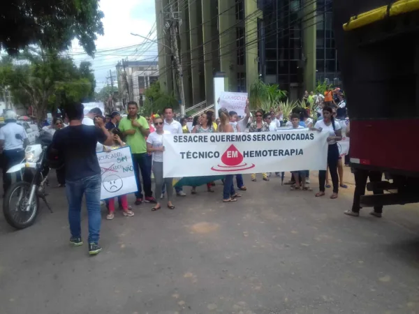 Concursados da Sesacre realizam protesto por convocação