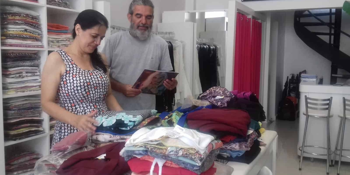 Casal de empresários confirma queda nas vendas. (Foto: Bruna Lopes/ A GAZETA)