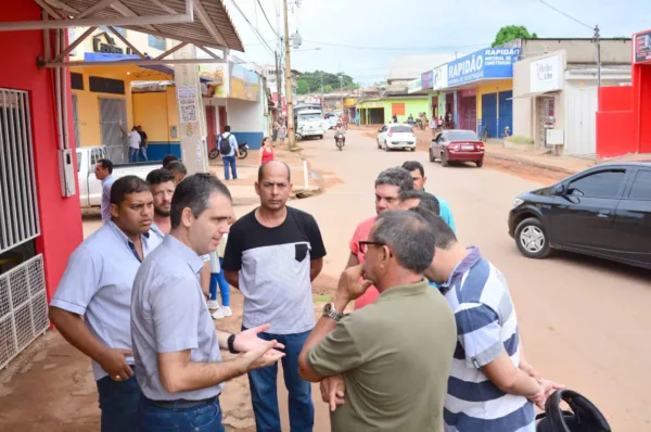 Marcus Alexandre inspeciona obra da Rua Campo Grande no bairro João Eduardo
