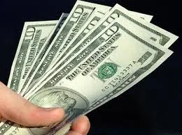 Dólar cai e fecha a R$ 3,65 com crise política e anúncio do BC