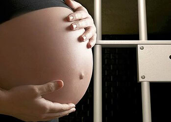 Grávida de oito meses tem prisão preventiva convertida em domiciliar com monitoramento eletrônico