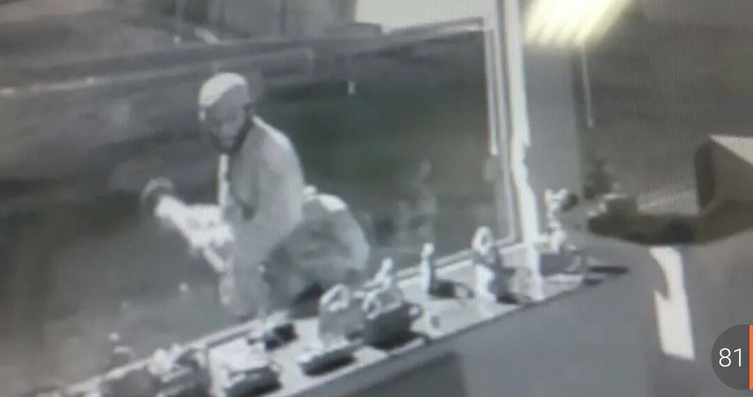 Bandido quebra vidraça de ótica com marreta e furta várias peças