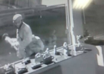 Bandido quebra vidraça de ótica com marreta e furta várias peças