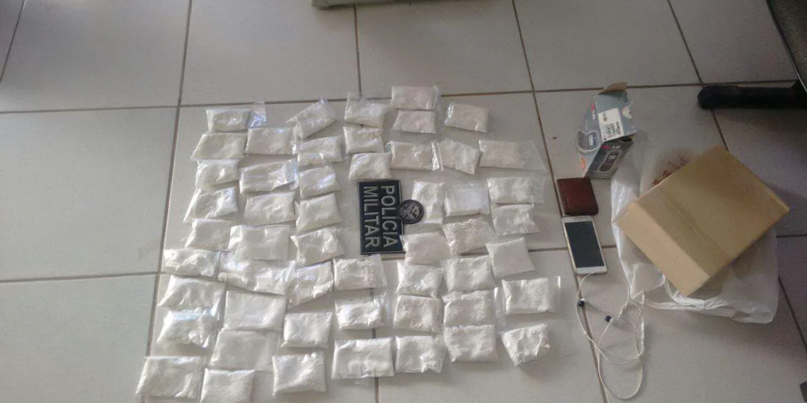 Mototaxista é preso com cocaína dentro de caixa de sapato