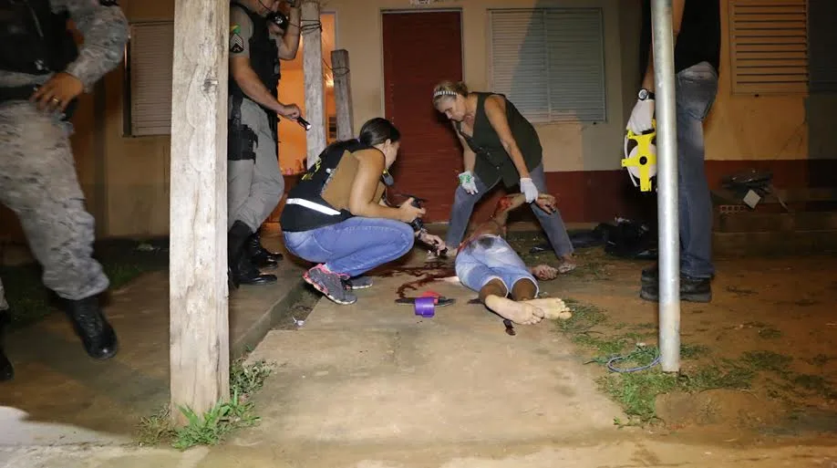 Mais um jovem é executado a tiros enquanto conversava na frente de casa