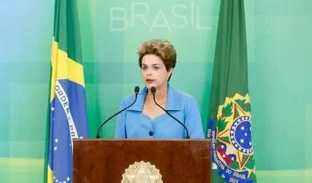 Em primeira declaração pública, Dilma Rousseff se diz indignada