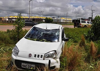 Flanelinhas roubam carro de cliente e capotam na BR 364