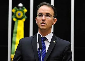 Leo de Brito quer esclarecer participação da Presidência da República em esquema de tráfico de influência de Jair Renan