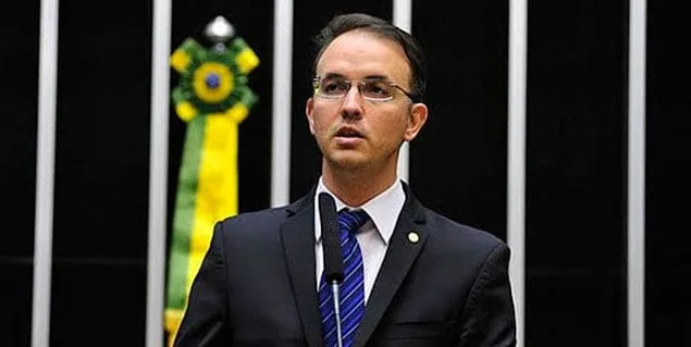 Leo de Brito quer esclarecer participação da Presidência da República em esquema de tráfico de influência de Jair Renan