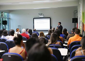 Ufac sedia encontro sobre pesquisa em fármacos