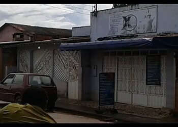 Bando invade lan house e rendem proprietário e família