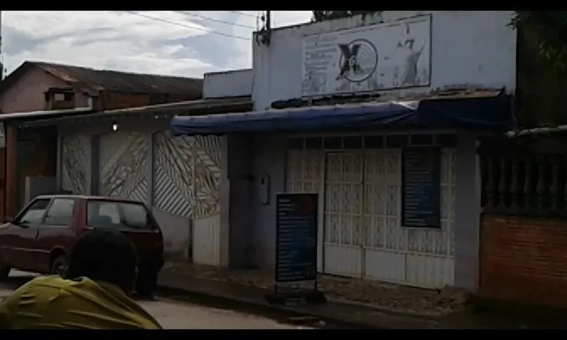Bando invade lan house e rendem proprietário e família