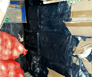 PRF apreende 2 mil pacotes de cigarro escondidos entre verduras