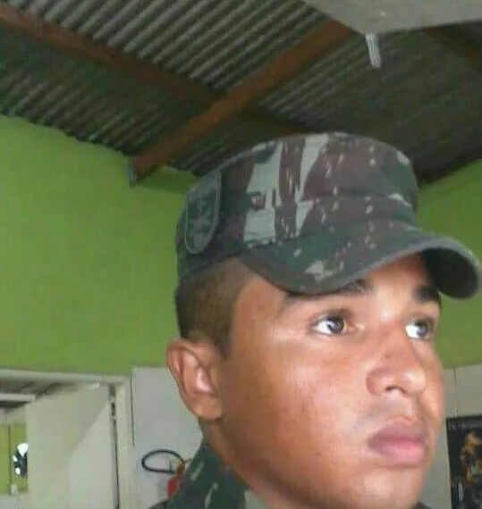 Soldado é morto dentro de carro ao sair de boate