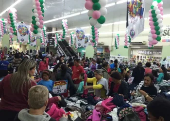 Lojas do Centro de Rio Branco estavam lotadas ontem