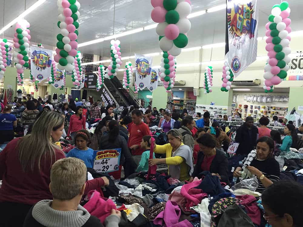Lojas do Centro de Rio Branco estavam lotadas ontem