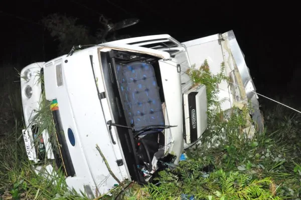 Caminhão carregado de sorvetes tomba na estrada de Porto Acre