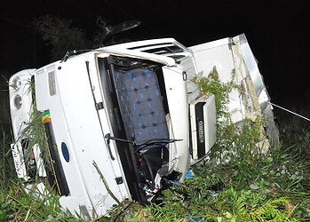 Caminhão carregado de sorvetes tomba na estrada de Porto Acre