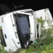 Caminhão carregado de sorvetes tomba na estrada de Porto Acre