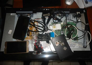 Agentes penitenciários apreendem celulares dentro de televisor, com ajuda de Raio-X