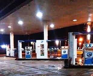 Dupla armada assalta frentista de posto de combustível perto do shopping