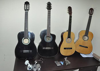 Em ponto de tráfico de drogas, polícia apreende cocaína, maconha e violões