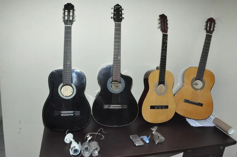 Em ponto de tráfico de drogas, polícia apreende cocaína, maconha e violões
