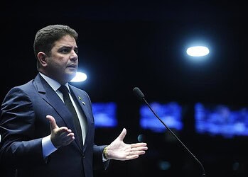 Governo do Acre precisa rever ICMS sobre combustível da aviação, diz Gladson Cameli