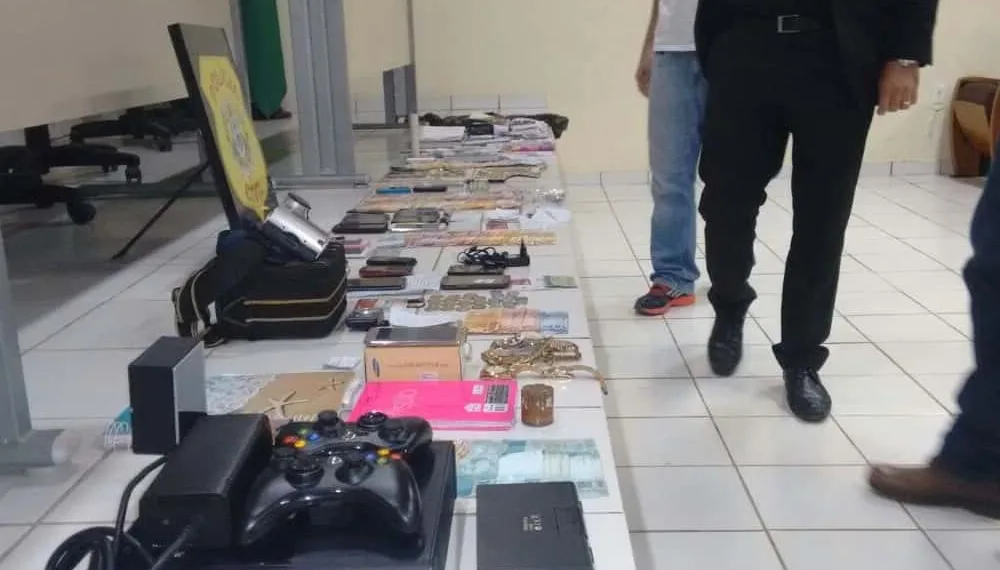 Polícia Civil apresenta objetos apreendidos durante operação ‘Fim da Linha’