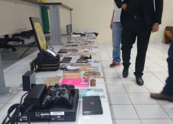 Polícia Civil apresenta objetos apreendidos durante operação ‘Fim da Linha’