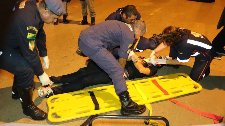 Jovem surta, sai correndo em Avenida e termina atropelado por caminhonete
