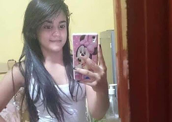 Motorista desvia de buraco, atropela três adolescentes e foge