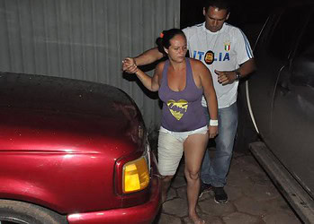 Mulher tenta matar policial civil durante cumprimento de mandado de prisão