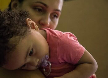 “Só quero que seja feliz”, diz mãe após cirurgia urológica de filha no Acre