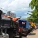 Caçambeiros param o trânsito no Centro de Rio Branco e exigem o fim da obrigatoriedade do exame toxicológico
